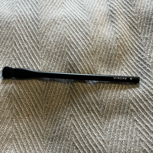 NWT WINGME 
Great quality, dense eyeshadow brush. - Picture 2 of 4